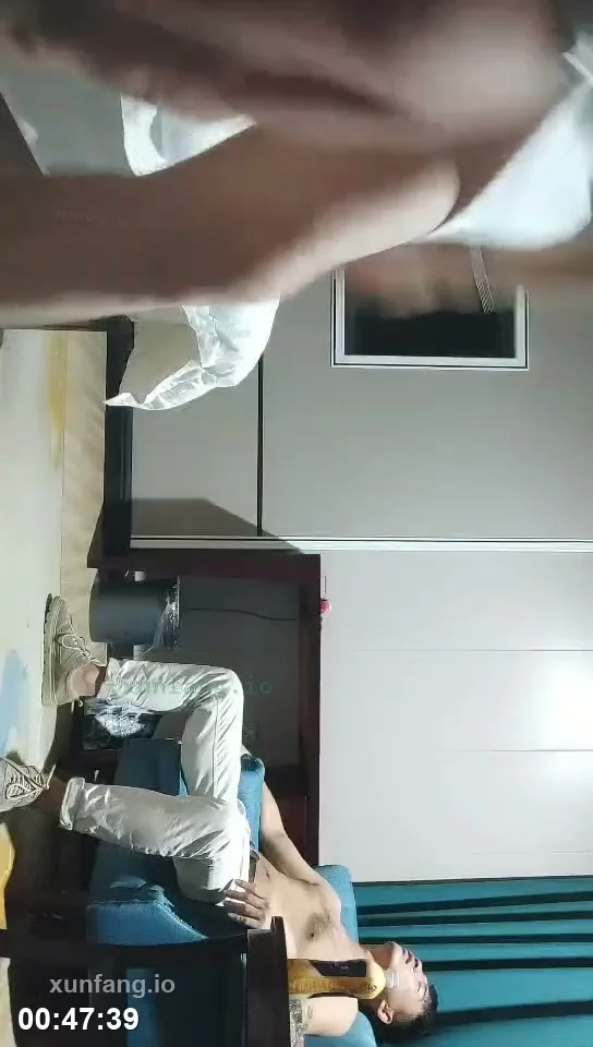 极品学生妹放学后被操到喷水 剧情截图 4
