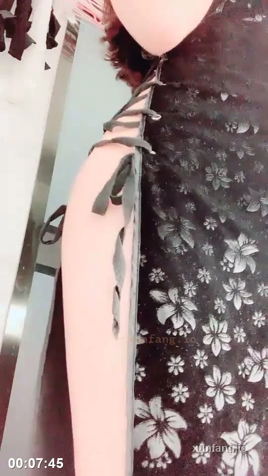 邻家女孩偷偷自慰被我撞见 剧情截图 1