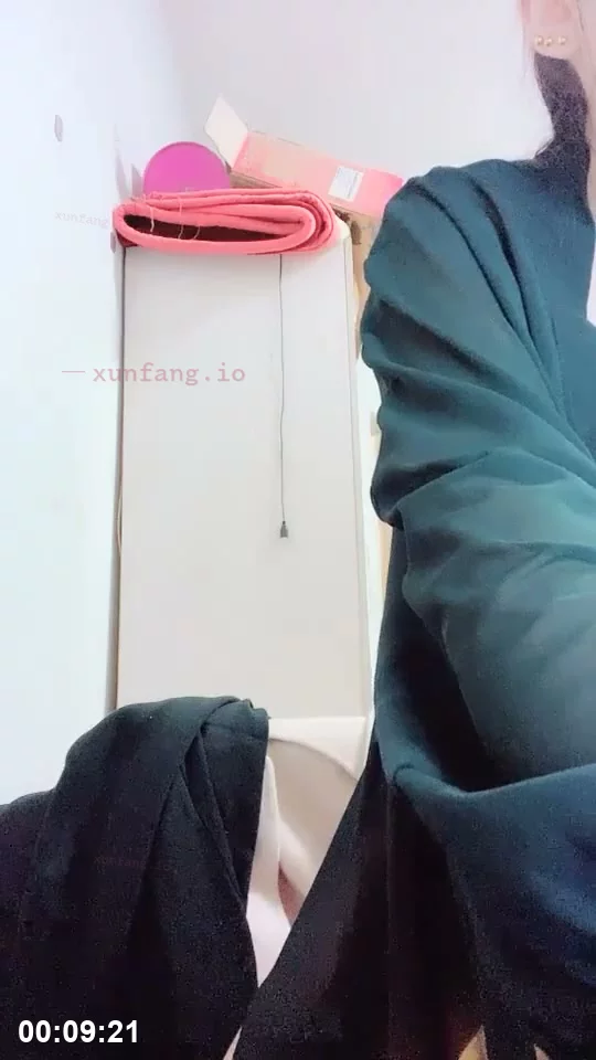 蜜桃臀美女浴室湿身跪舔 剧情截图 1