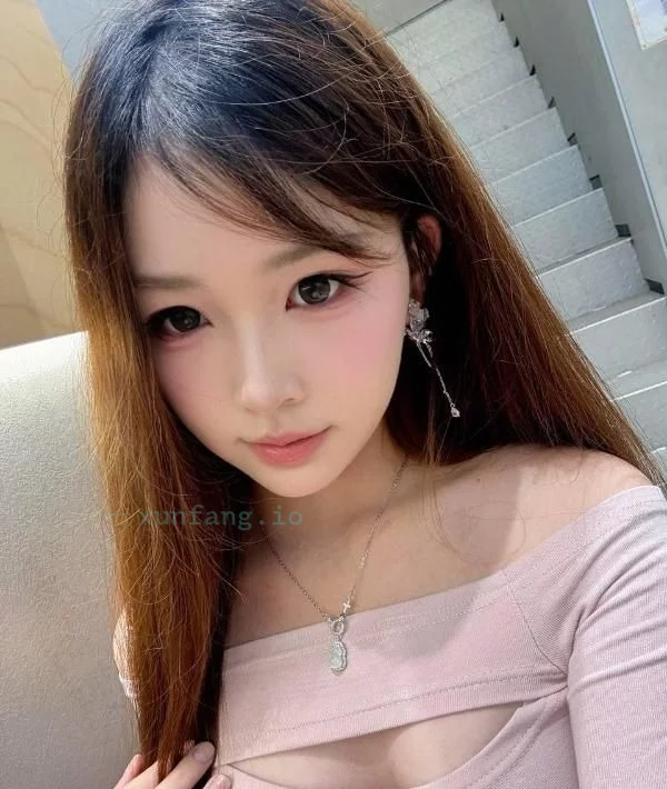 南京市 雨花台区 雨花台电梯房前凸后翘骚妹 实拍图 1