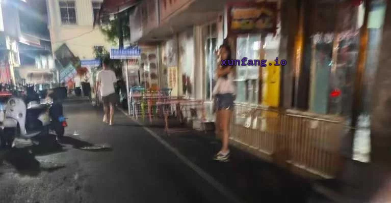 南宁市 埌西菜市夜市00后水嫩萝莉站街 现场图 2