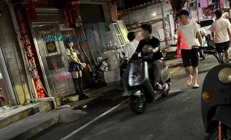 南宁市 埌西菜市夜市00后水嫩萝莉站街 现场图 3