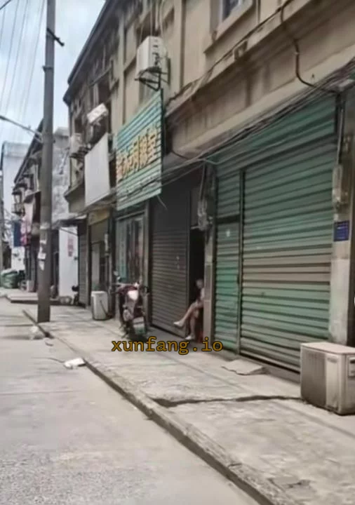宜春市 万载县 万载县小巷站街夜间轮换 现场图 1